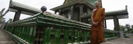 Un temple bouddhiste en bouteilles de bière !