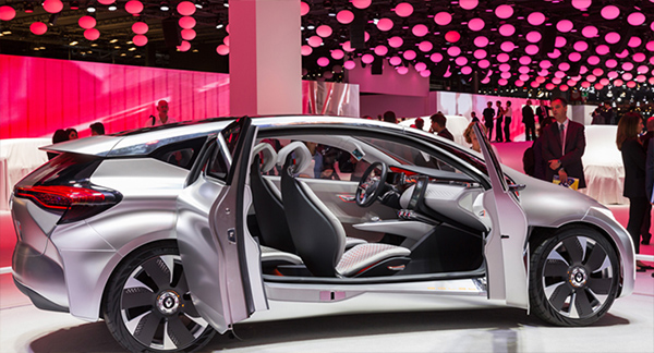 mondial de l'auto 2014 voiture hybride électrique Crédit photo : © Renault
