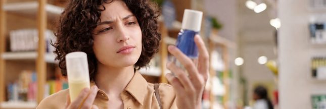 Comparaison de produits de beauté en magasin