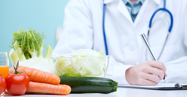 Prescrire des fruits et légumes, certains médecins commencent à le faire au Royaume-Uni. C'est pourtant une question de bon sens, mangeons plus équilibré © Shutterstock http://www.shutterstock.com/fr/pic-176452337/stock-photo-nutritionist-doctor-writing-a-diet-plan.html