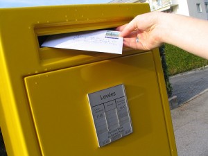 lettre glissée dans une boîte aux lettres