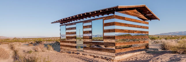 Une cabane invisible en plein désert
