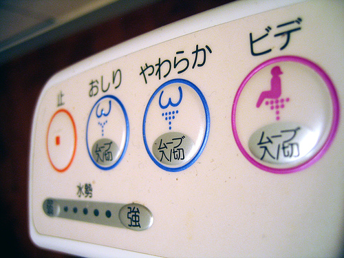 Le panneau de commandes d'un WC japonais. Les pictos sont très parlants ! CC : xopherlance