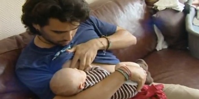 Père allaite bébé