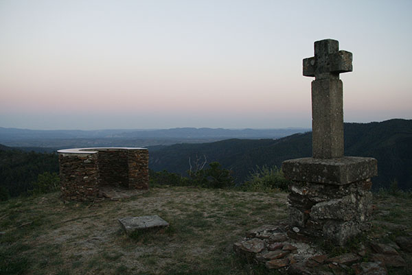 Photo d'une croix en haut d'une montage déserte