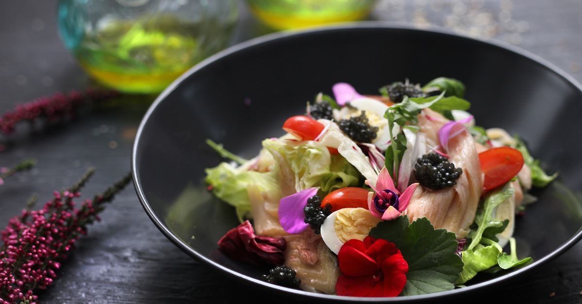 salade de printemps avec des fleurs
