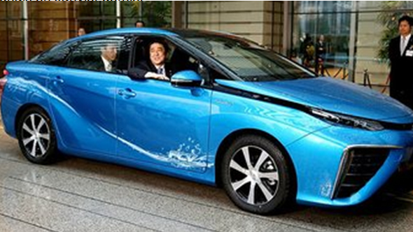 Crédit photo : © Le premier Ministre Japonais Shinzo Abe à bord de la Toyota MIRAI