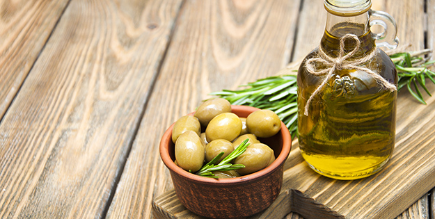 © Shutterstock - Olives and Olive Oil on wooden table - http://www.shutterstock.com/fr/pic-278860547/stock-photo-olives-and-olive-oil-on-wooden-table.html