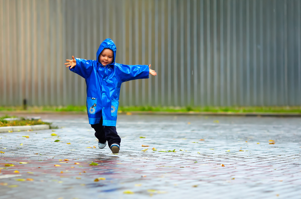 Enfant sautille sous la pluie