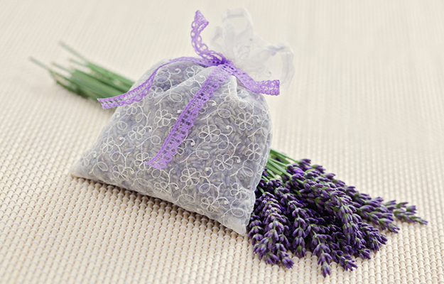 © shutterstock - potpourri-bag-with-fresh-lavender-flowers - http://www.shutterstock.com/fr/pic-180865658/stock-photo-potpourri-bag-with-fresh-lavender-flowers.html