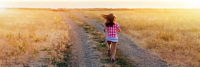 enfant fille courir champs coucher de soleil