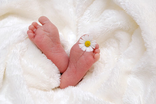 bebe-enfant-pieds-naissance-dans-le-monde