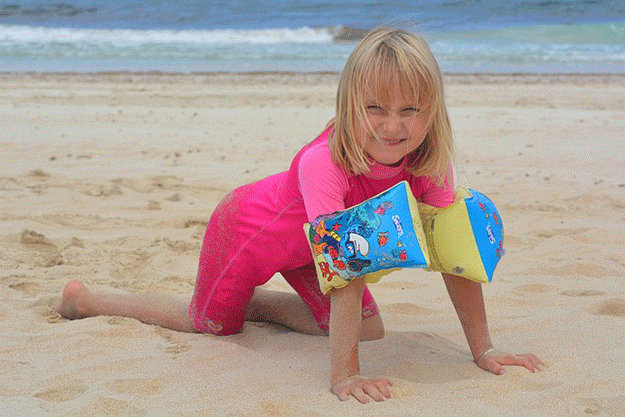 combinaison-anti-uv-maillot-de-bain-soleil-protection-solaire-enfant-fille-mer-plage