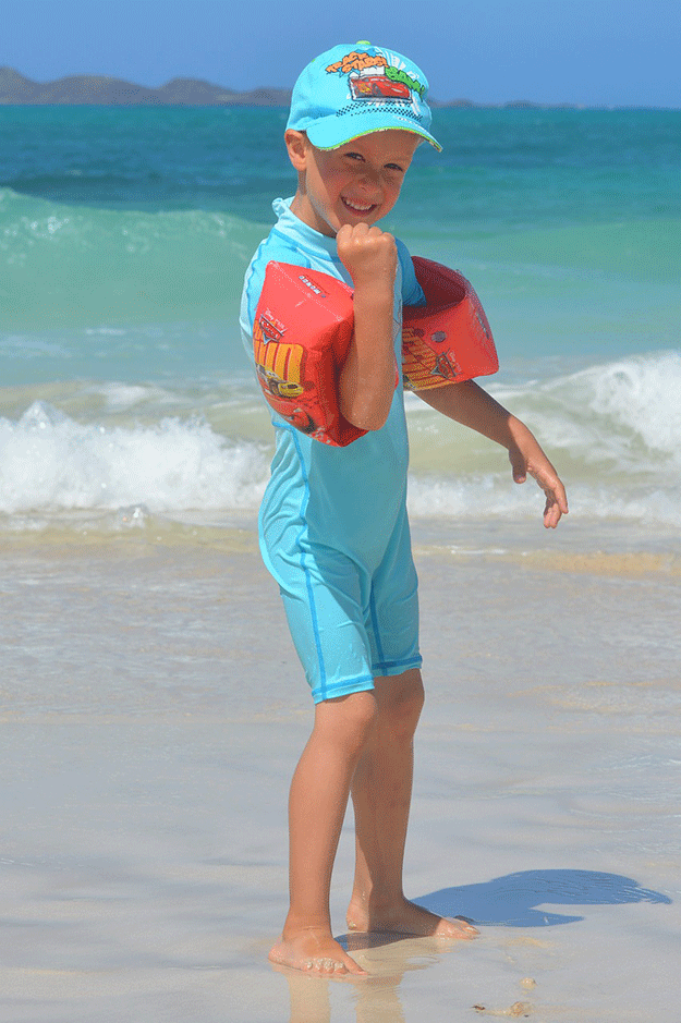 combinaison-anti-uv-maillot-de-bain-soleil-protection-solaire-enfant-garcon-mer-plage