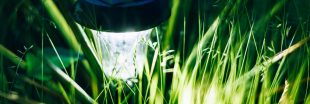 Les lampes solaires de jardin : que valent-elles, comment les choisir ?