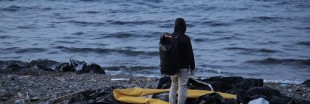 Des sacs pour les réfugiés faits à partir de leurs bateaux gonflables : soutenez