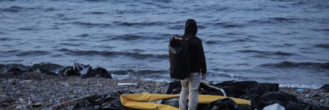 Des sacs pour les réfugiés faits à partir de leurs bateaux gonflables : soutenez