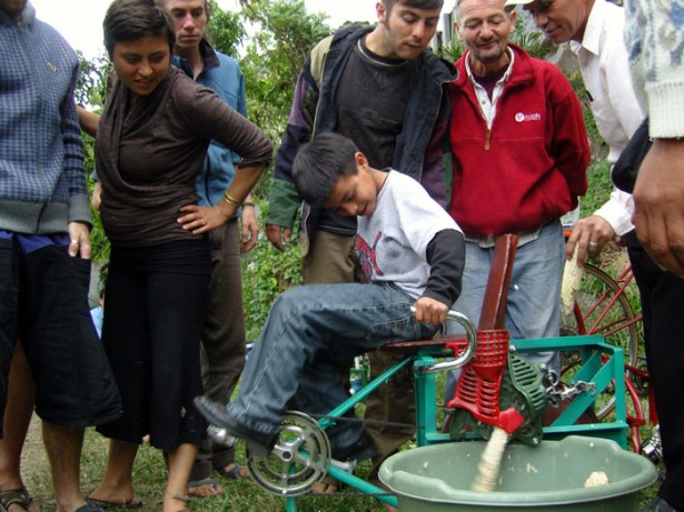 Bicimáquinas, des machines à pédales pour labourer, égrener du maïs ou remorquer 600 kg