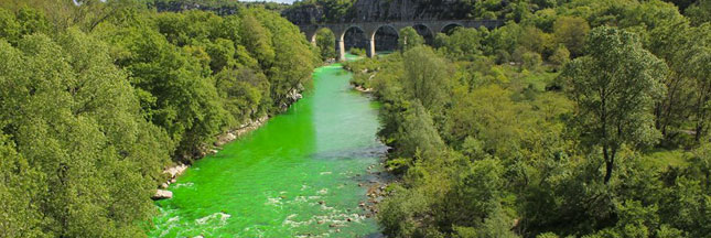Pour sensibiliser à la pollution, 12 rivières françaises deviennent fluorescentes