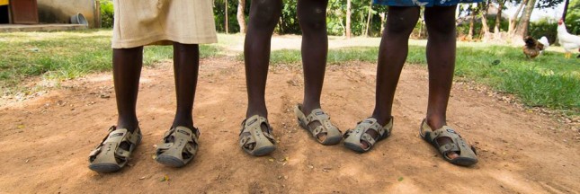 Une ‘chaussure qui grandit’ et protège les pieds des enfants démunis