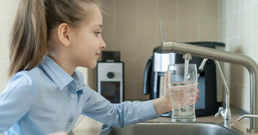 Éliminer le chlore de l’eau du robinet naturellement et gratuitement