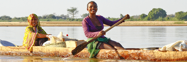 madagascar femmes en pirogue