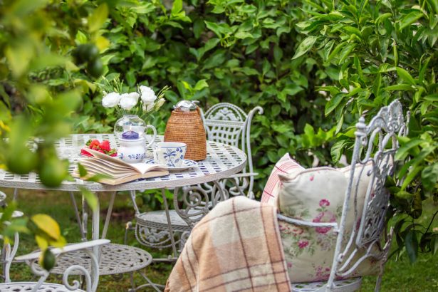 Comment Nettoyer les Coussins d'un Salon de Jardin ? SkyLantern