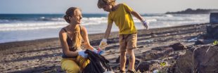 Pour bronzer malin, partez à la chasse aux déchets sur les plages