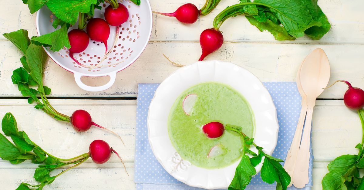 La recette du potage aux fanes de radis : onctueuse et savoureuse