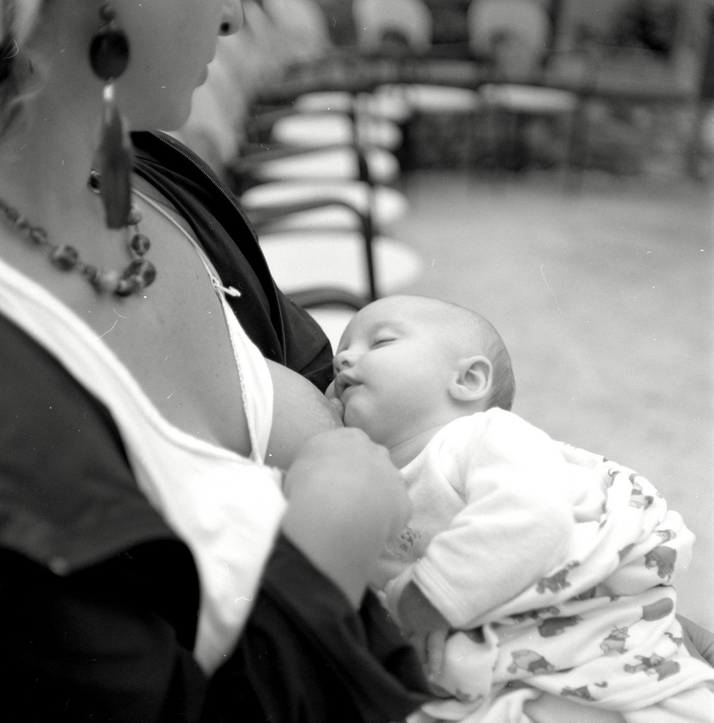 Islande : une ‘députée mère’ allaite son bébé pendant son intervention