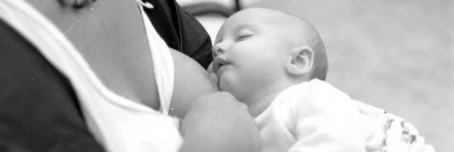 Islande : une ‘députée mère’ allaite son bébé pendant son intervention