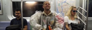 Pour sensibiliser les gens, cet homme s'habille avec ses propres déchets