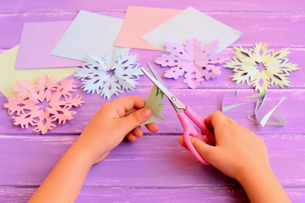 déco sapin, étoile en papier, flocons de neige, découpage