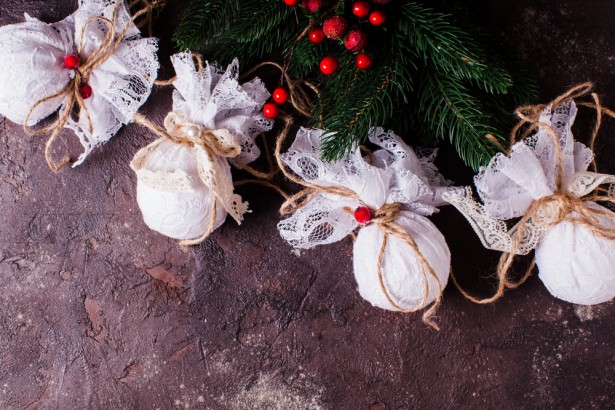 déco sapin, guirlandes, dentelles, vieux tissus