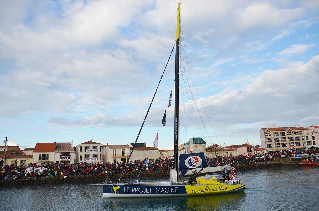 Heurté par un OFNI, un skipper du Vendée Globe déplore : ‘La mer n’est pas propre’