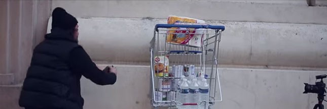 Vidéo : Il encastre un chariot rempli de nourriture pour les plus démunis