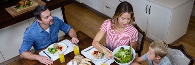 Les Français mangent moins à table