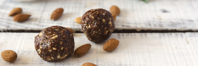 Boules énergétiques cacao-spiruline, pour sportifs et personnes actives Boules énergétiques cacao-spiruline, pour sportifs et personnes actives