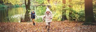 Ces enfants de 2 à 6 ans qui vont à l'école dans les bois