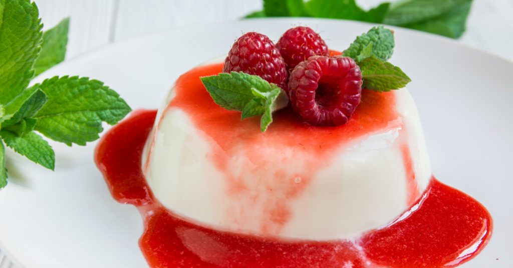 Légère et fruitée, la panna cotta vanille au coulis de fruits