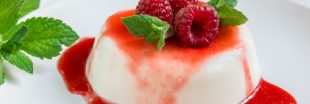 Légère et fruitée, la panna cotta vanille au coulis de fruits