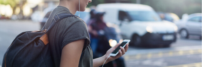 À Honolulu, consulter son smartphone ou marcher, il faut choisir !