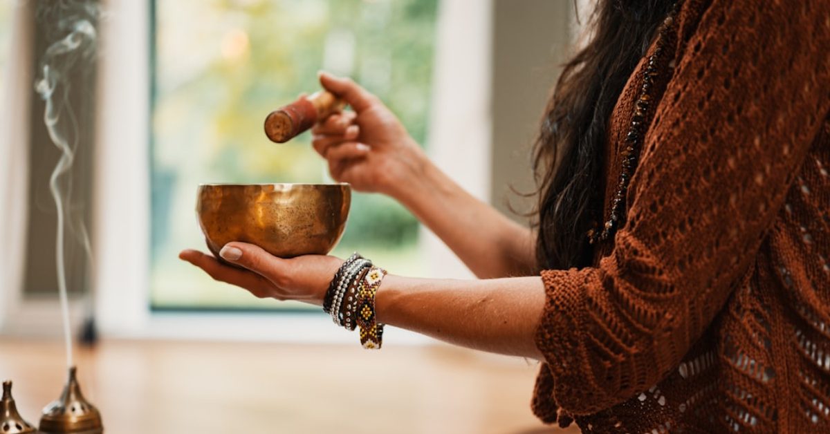 Sonothérapie : vibrez avec le massage sonore aux bols tibétains