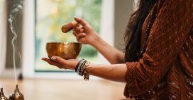 Sonothérapie : vibrez avec le massage sonore aux bols tibétains