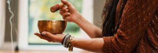 Sonothérapie: vibrez avec le massage sonore aux bols tibétains