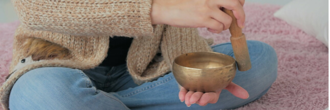 Sonothérapie : vibrez avec le massage sonore aux bols tibétains