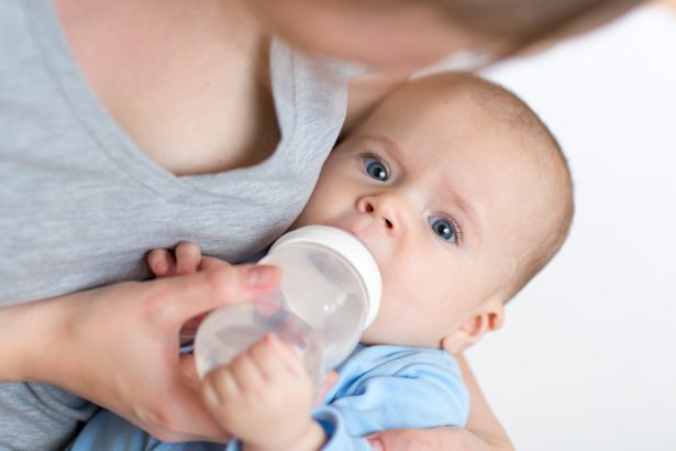 Peut-on donner de l'eau à un bébé de moins de 6 mois
