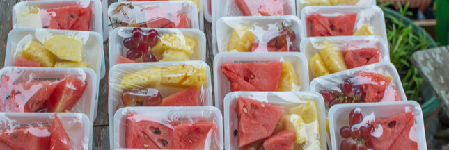 Les emballages en plastique à usage unique encouragent le gaspillage alimentaire
