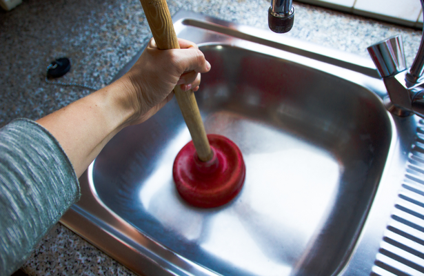 Déboucher une canalisation avec produit ou naturellement