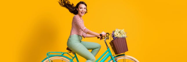 une femme en vélo
